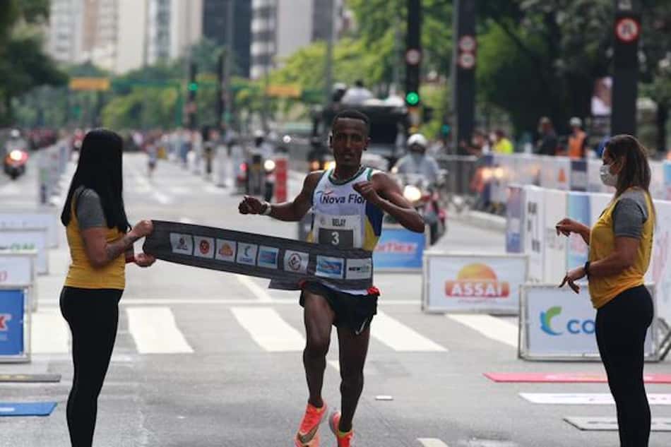 O Etíope Belay Bezabh vence a 96ª Corrida de São Silvestre. (Luiz Doro Neto/Divulgação)
