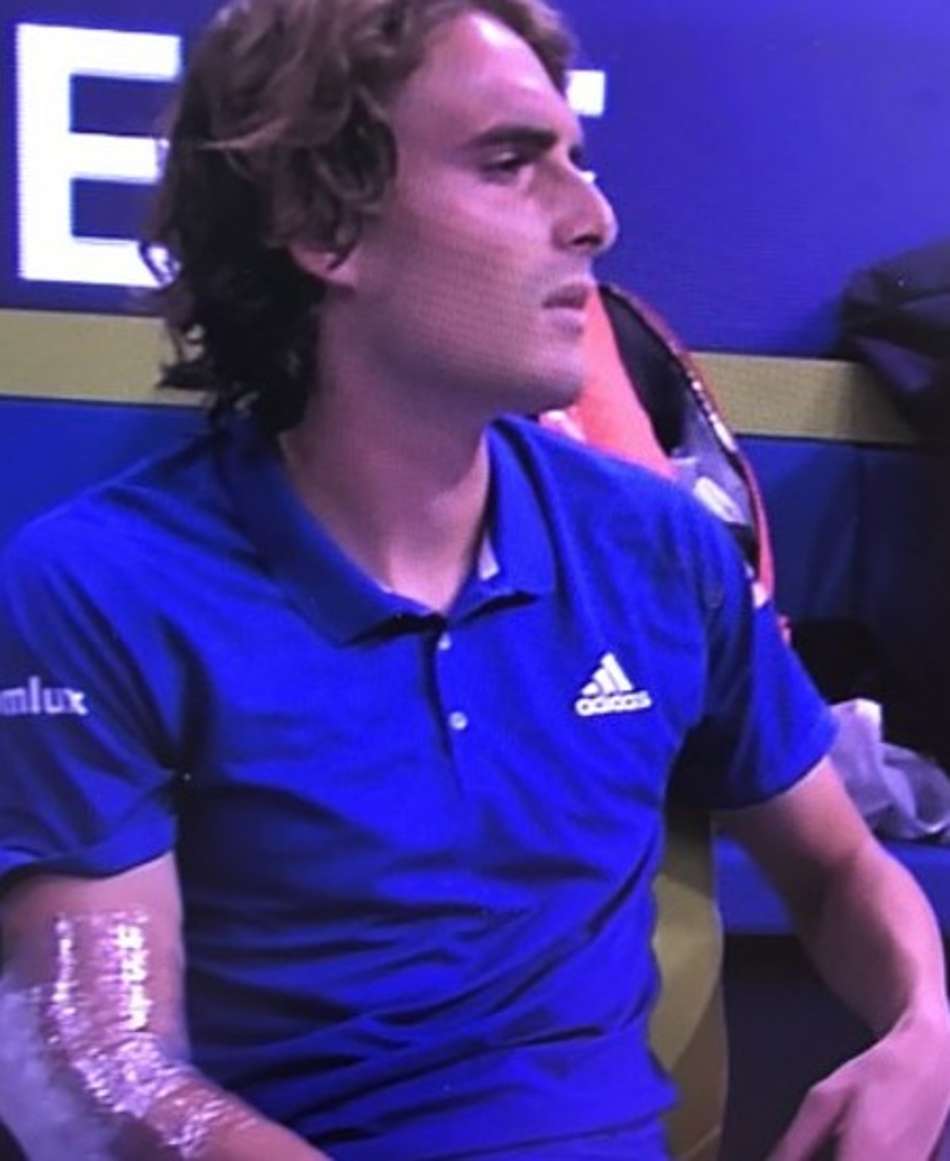 Tsitsipas desiste contra Hurkacz por problemas no cotovelo