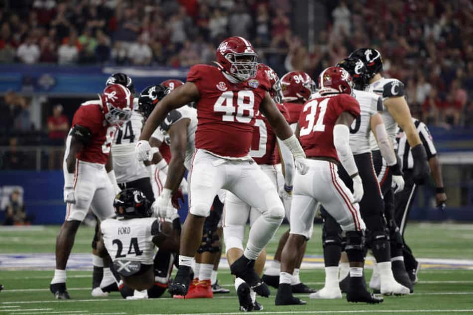 Jogo corrido amassa, defesa domina e Alabama está na final do College Football