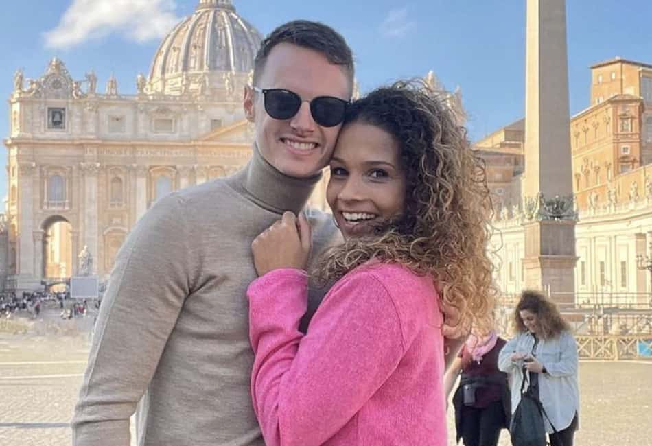 Jogador e árbitra assumem namoro depois de se conhecerem em campo na Holanda