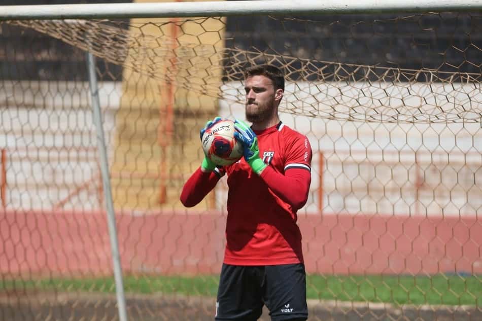 Chapecoense oficializa a chegada do goleiro Igor Bohn