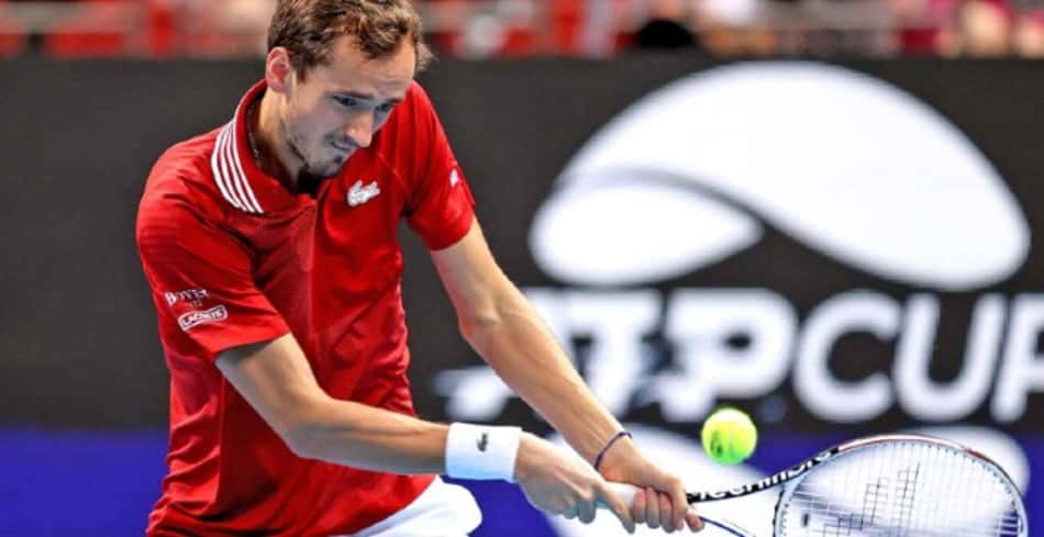 Sob efeito de remédios, Medvedev vence e deixa Rússia perto da semi da ATP Cup
