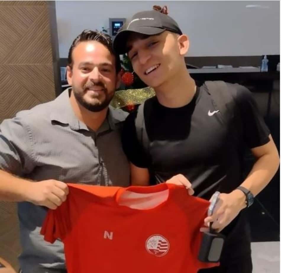 Náutico entrega presente a cantor João Gomes; confira