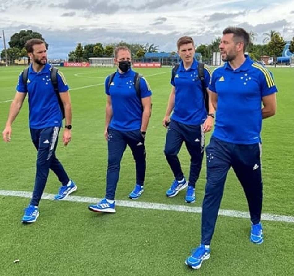 Jogadores e treinador Paulo Pezzolano se apresentam e deixam recado para torcida do Cruzeiro