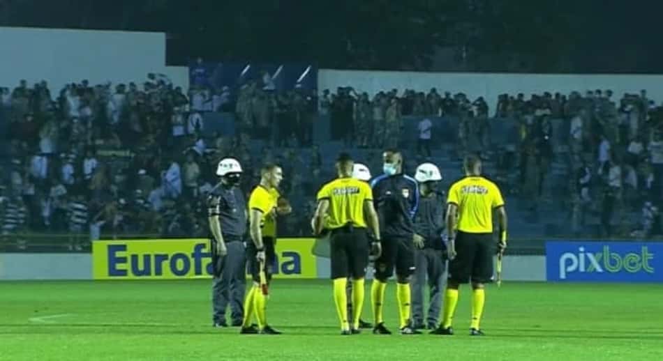 Problemas nas arquibancadas paralisam jogo do Corinthians na Copinha por 10 minutos