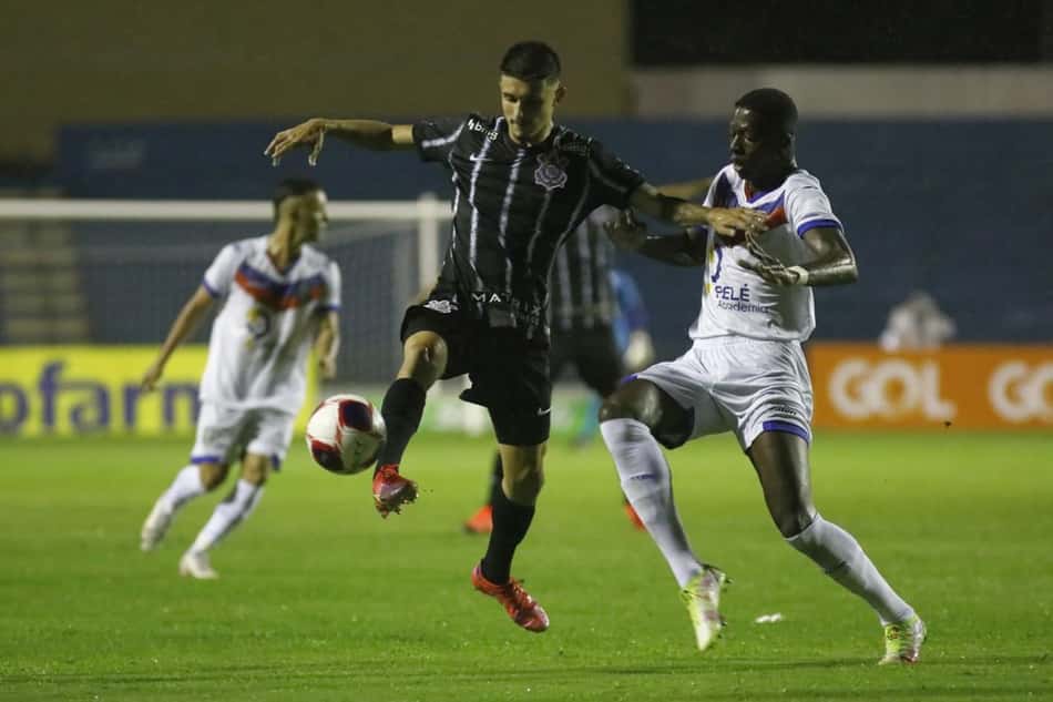 Em jogo movimentado, Corinthians marca nos acréscimos e vence na estreia pela Copinha