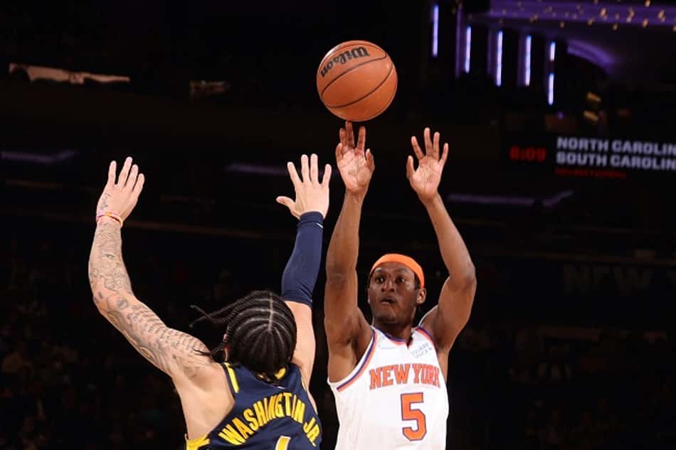 Quickley faz lance bizarro e erra arremesso