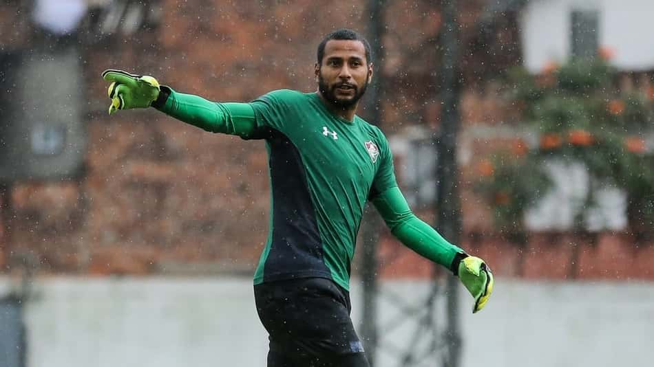Após doping por cocaína, ex-goleiro do Fluminense tem novo recomeço: 'Jogar futebol favorece minha luta'