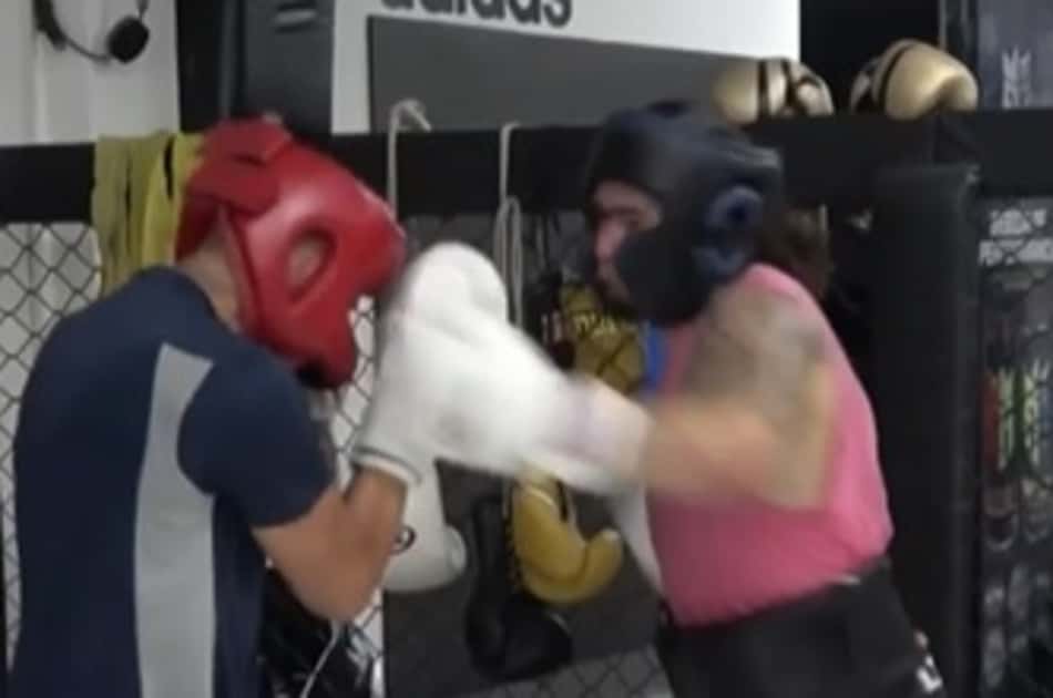Whindersson mostra 'mão pesada' em treino para luta contra Popó; data do evento está marcada