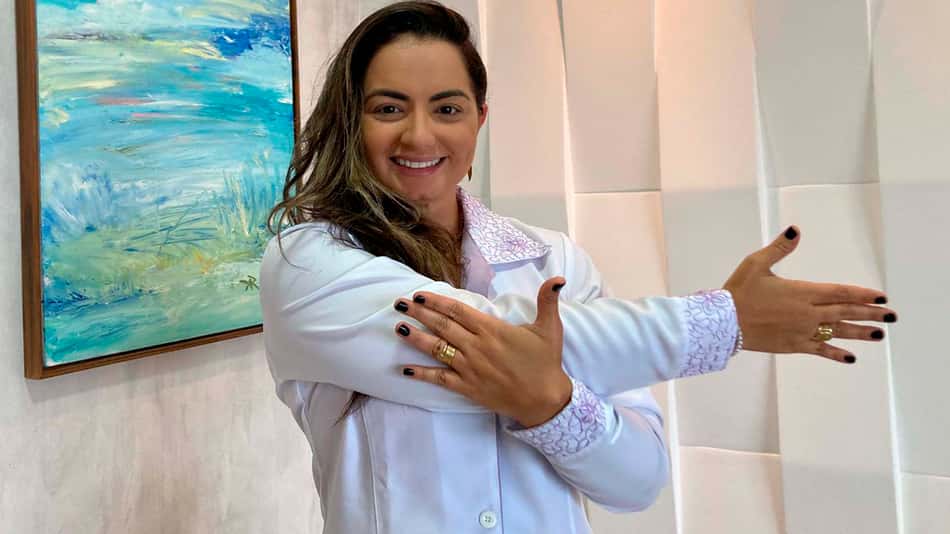 Fisioterapeuta Cleane Fontenele destaca a importância de se alongar e aquecer antes de iniciar ou retomar as atividades físicas