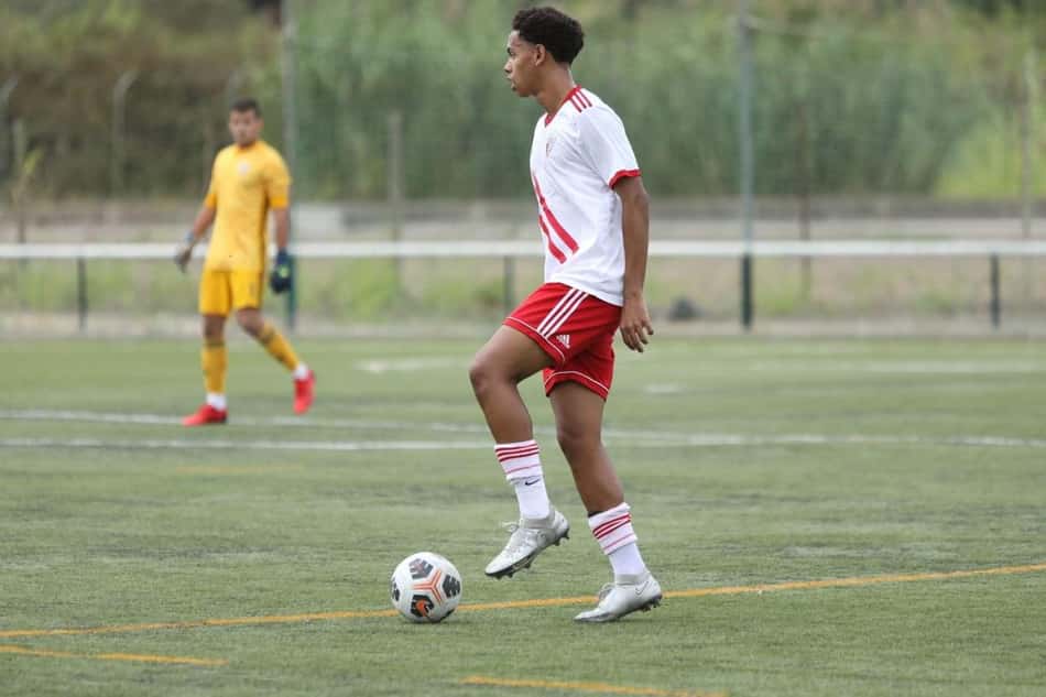 Matheus Costa comenta adaptação no futebol de base em Portugal