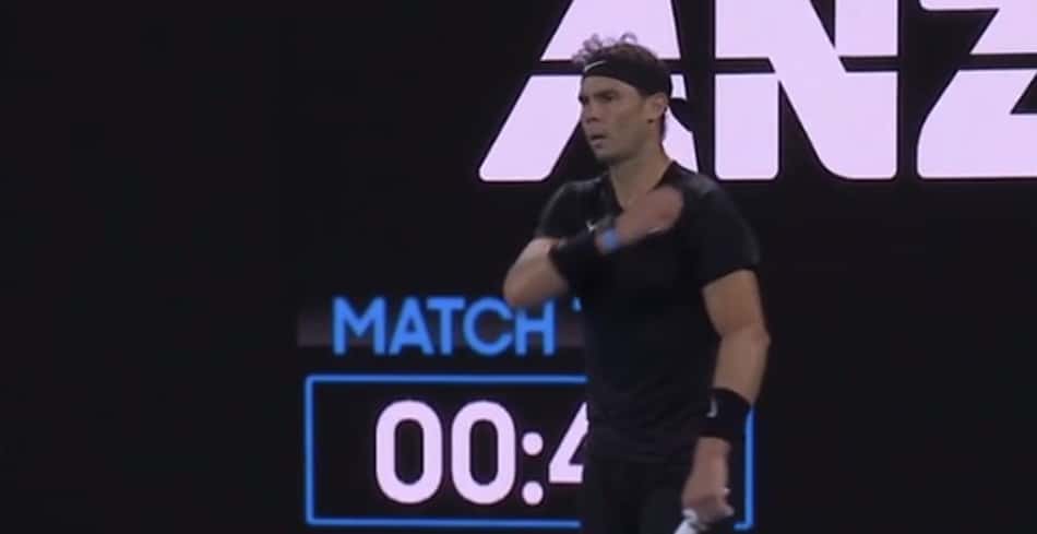 Nadal se enrola, mas vence no retorno no ATP de Melbourne