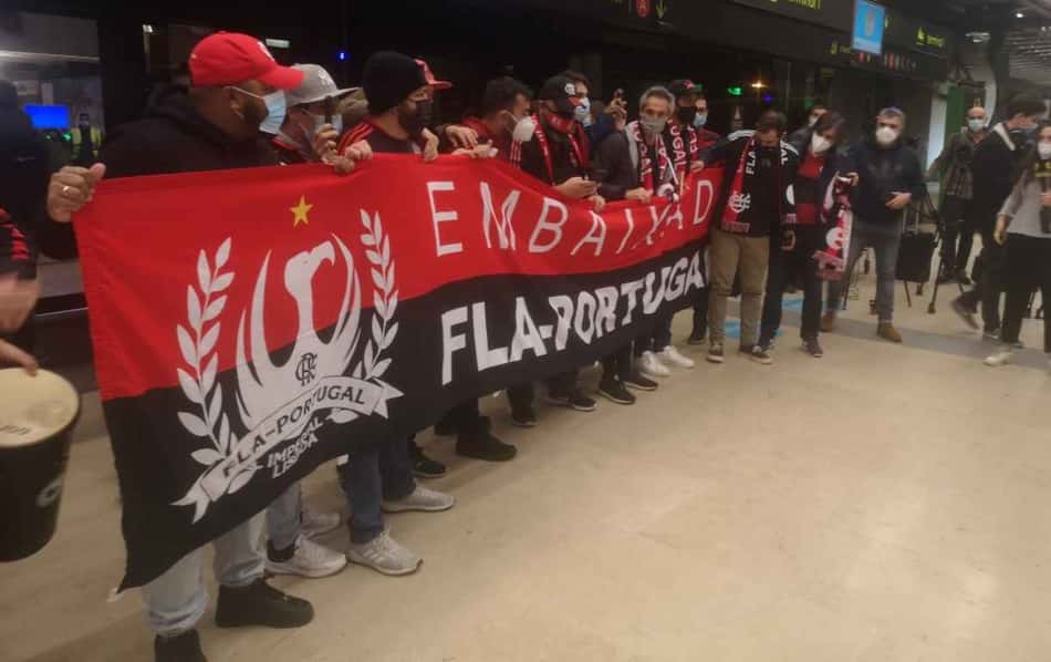 Paulo Sousa se derrete pela torcida do Flamengo em embarque: 'Estão em todo lugar. É a maior do mundo'