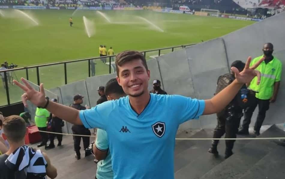Torcedor do Botafogo que ofereceu 20 reais a John Textor brinca: 'Era o presente que minha avó deu de Natal'