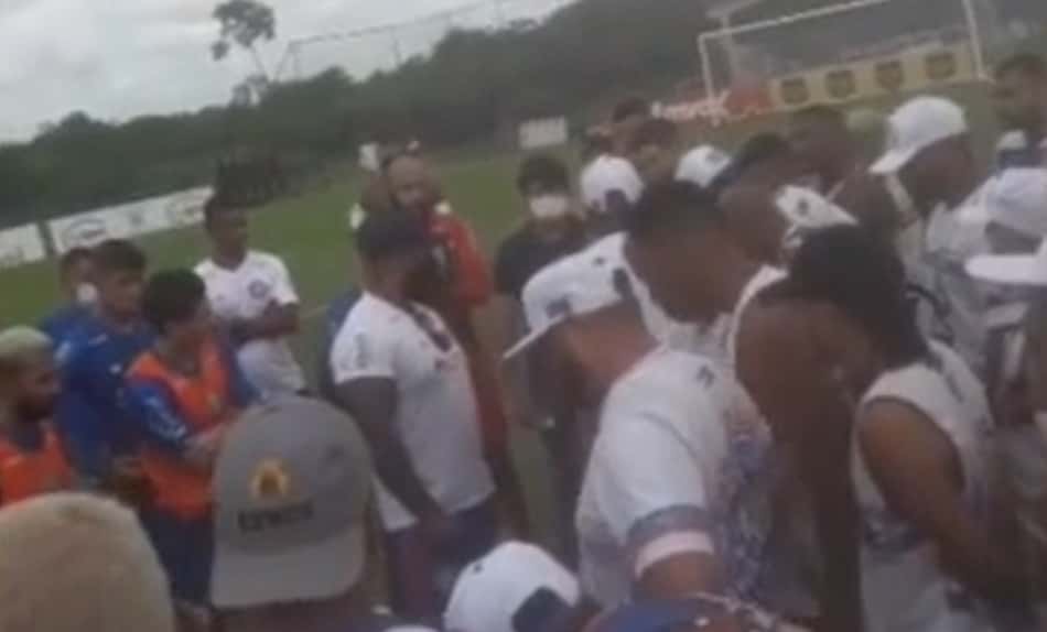 Em tom de cobrança, torcedores do Bahia invadem o CT Cidade Tricolor