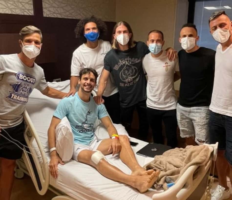 Internado, Rodrigo Caio recebe visita de companheiros do Flamengo: 'Firme e forte como sempre!'