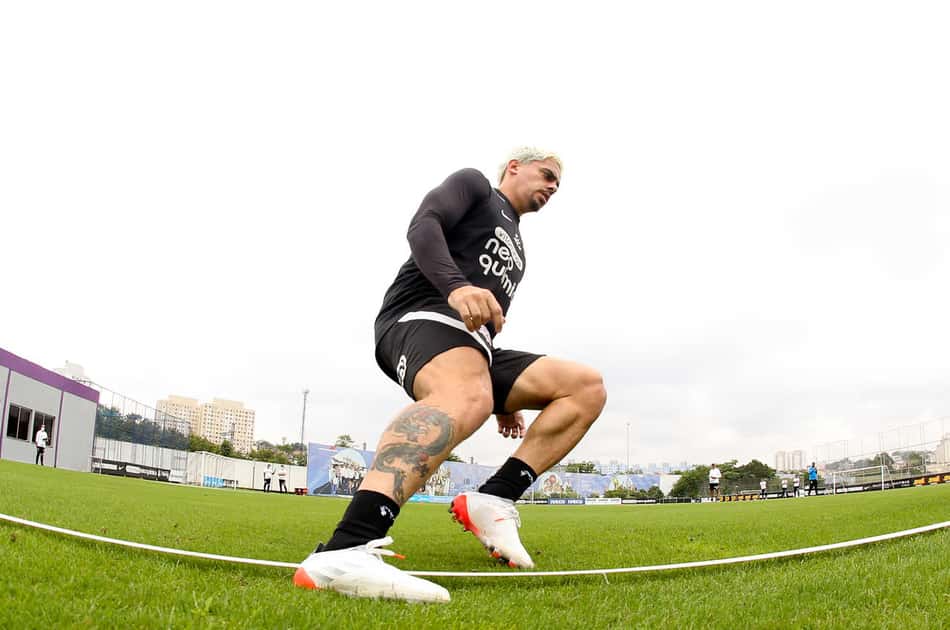 Fagner não viaja para a Argentina e desfalca Corinthians contra o Boca