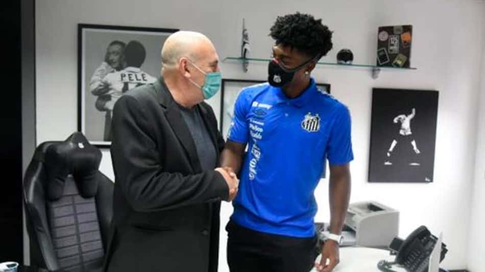 Santos anuncia a contratação do zagueiro Eduardo Bauermann