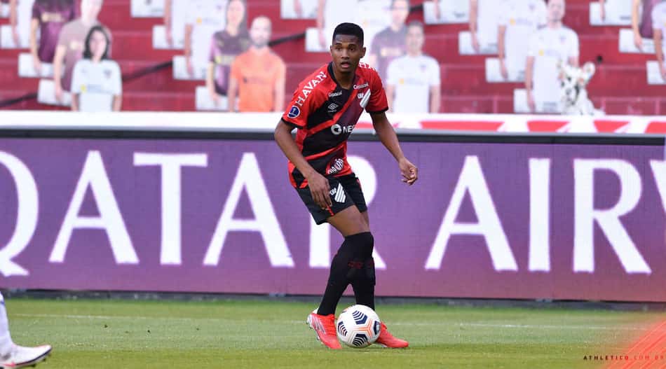 Manchester City tem interesse em Abner Vinícius, lateral do Athletico que foi campeão olímpico