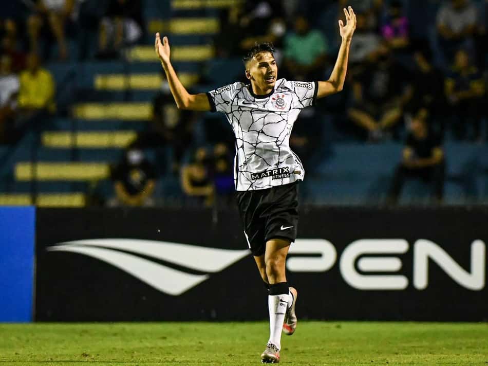 Volante do Corinthians comenta sensação de estrear na Copinha diante da Fiel: 'Jamais vou esquecer'