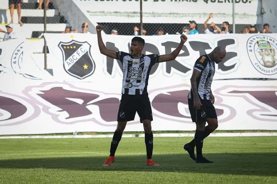 Jefinho comemora gol marcado na reestreia pelo ABC: 'Feliz demais'