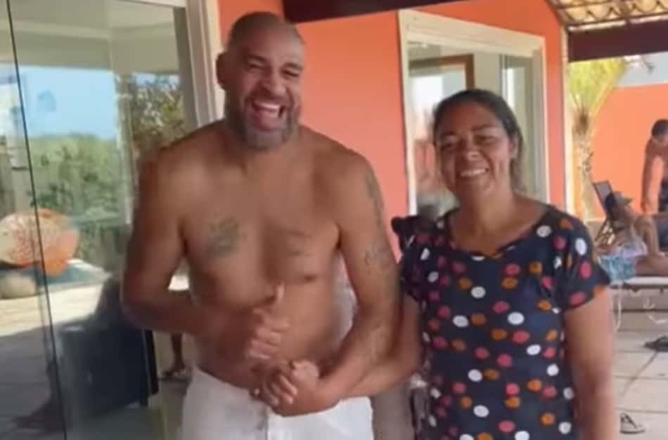 Sabe viver! Com 'sambinha', Adriano Imperador comemora aniversário da mãe e se declara; veja o vídeo