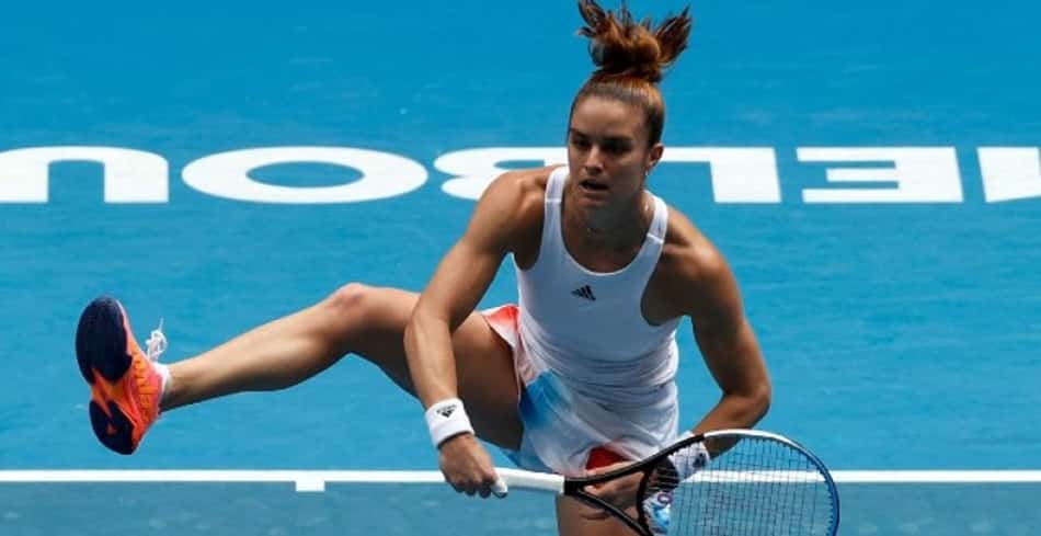 Sakkari erra muito, mas vence no Australian Open