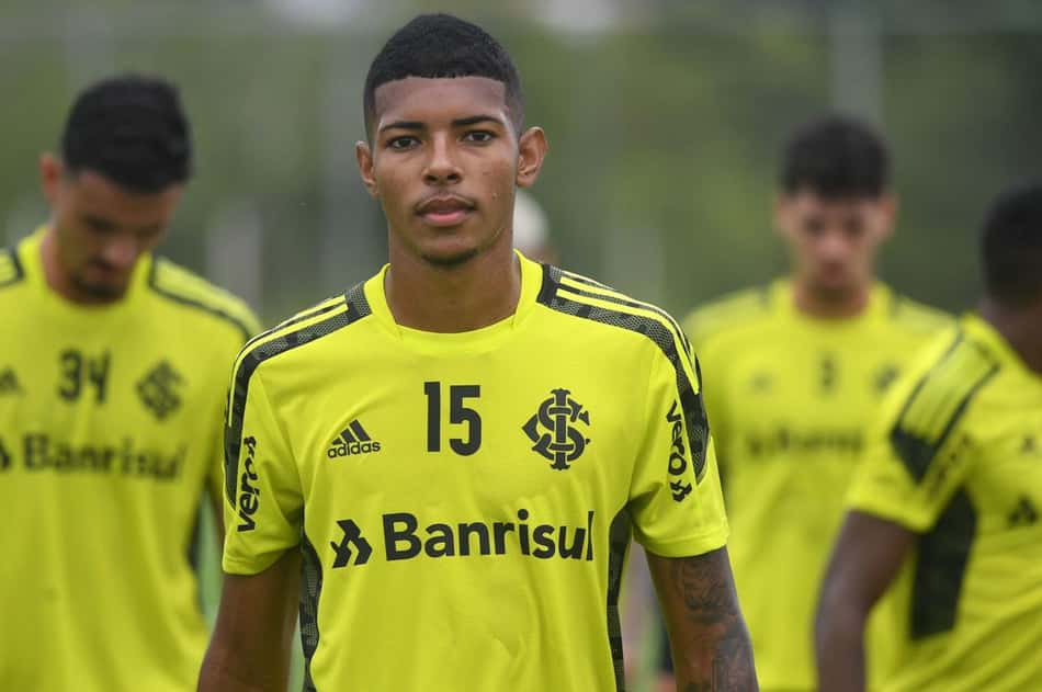 Matheus Dias aproveita primeiros contatos com a equipe profissional do Internacional