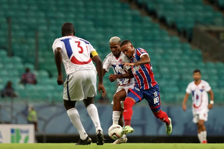 Na Arena Fonte Nova, Bahia marca no fim e arranca empate com o Unirb