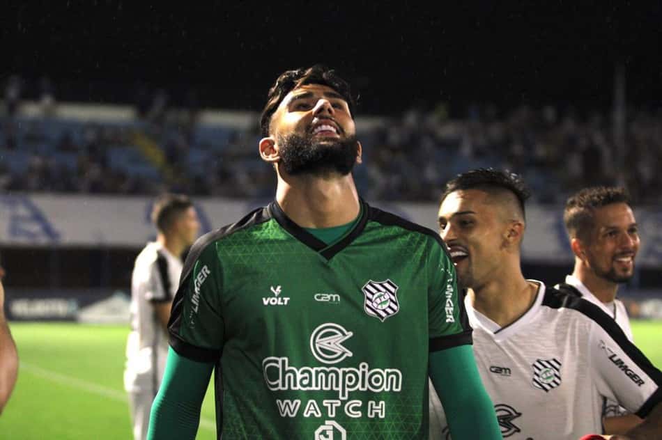 'Muito feliz em chegar dessa maneira', diz arqueiro do Figueirense após título da Recopa