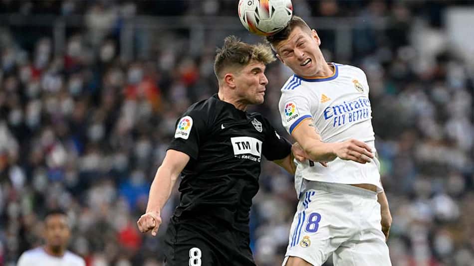 Com assistência de Vini Jr e gol de Militão, Real Madrid arranca empate contra o Elche nos acréscimos