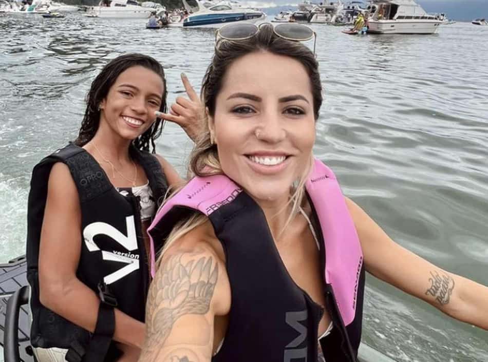 Leticia Bufoni curte férias com Rayssa Leal e brinca: 'Nova surfista'
