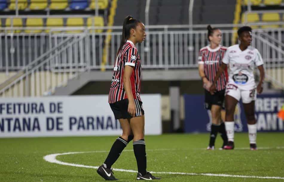 São Paulo renova contrato com Letícia Alves, zagueira revelada pelas categorias de base do clube