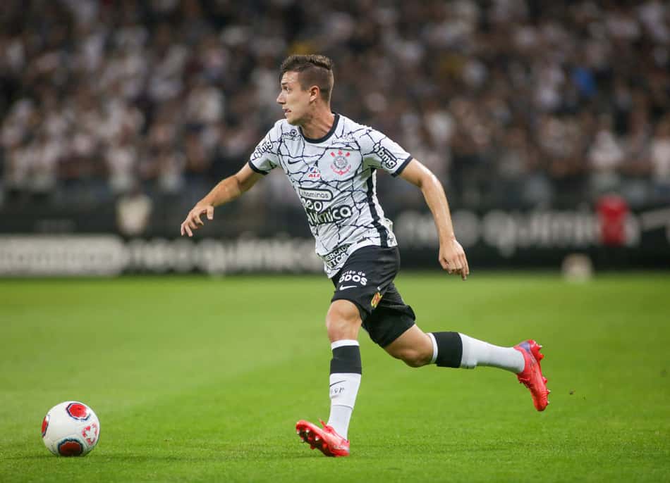 Com baixas na lateral direita, Lucas Piton deve ser titular do Corinthians contra o Boca Juniors