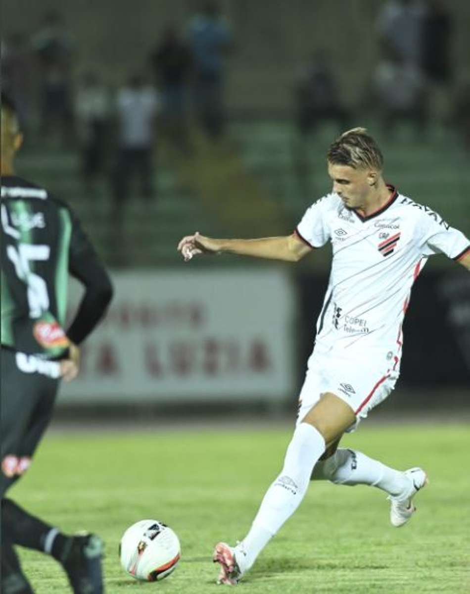 Maringá e Athletico-PR fazem jogo repleto de chances, mas não saem do zero pelo Campeonato Paranaense