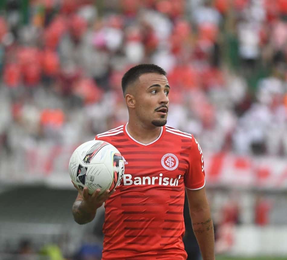 Novo dono da lateral direita, Heitor se destaca defensivamente em estreia do Inter no Gauchão