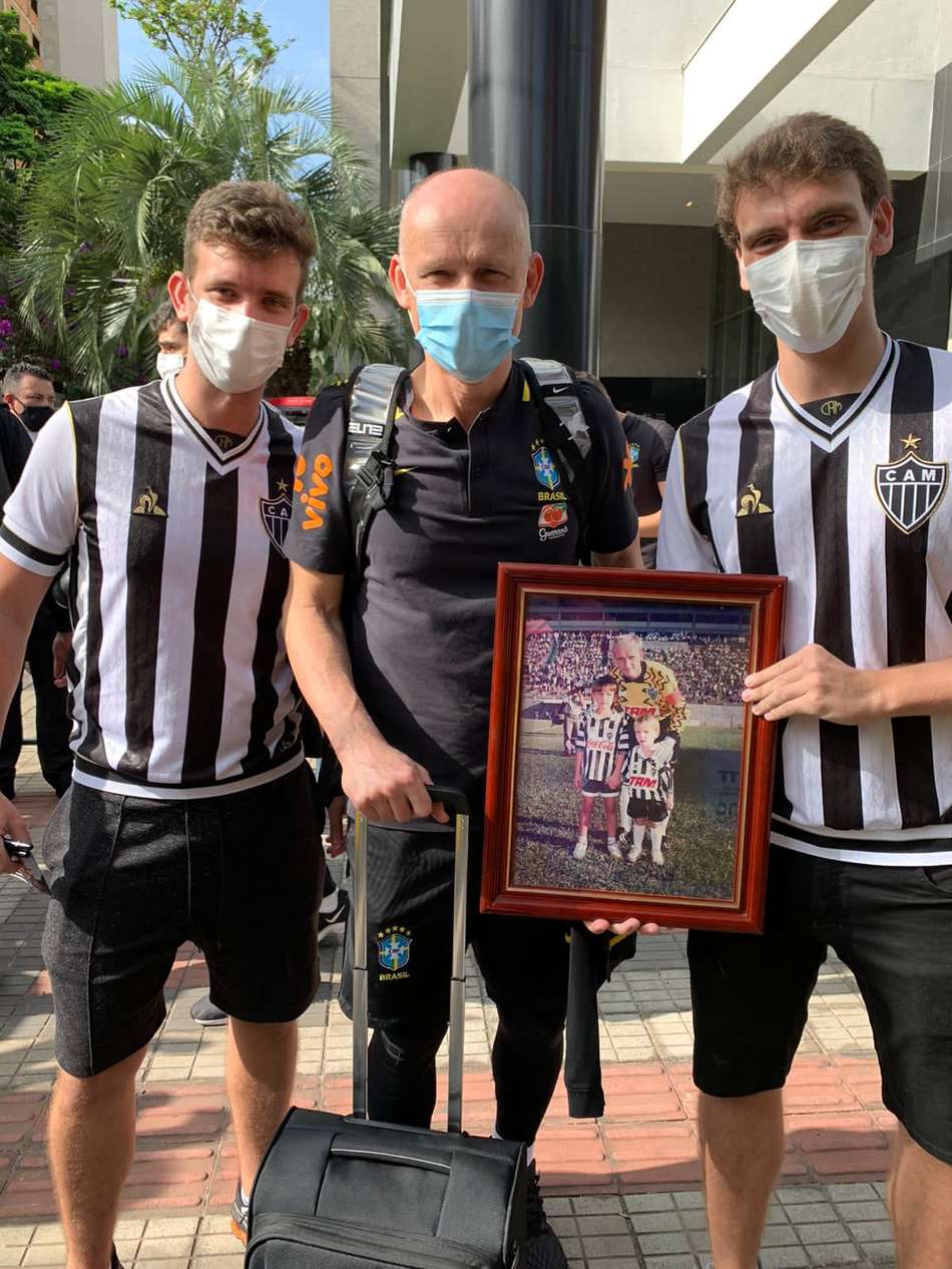 Irmãos atleticanos 'refazem' foto de 25 anos atrás com ídolo da Seleção Brasileira Taffarel