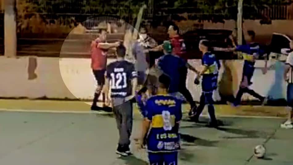 Árbitro, que é policial, saca arma e ameaça jogadores em partida de futsal; veja o vídeo