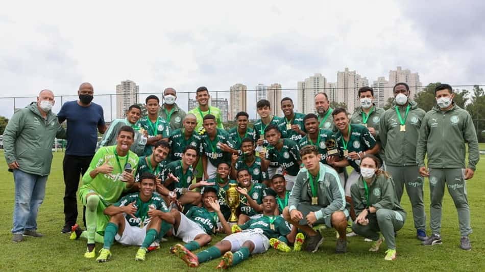 Zagueiro celebra título do Palmeiras na FAM Cup: 'Não é por acaso'