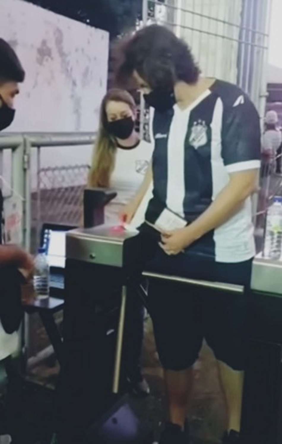 Com tecnologia inovadora, torcedores passam a acessar estádio com a camisa como 'ingresso'