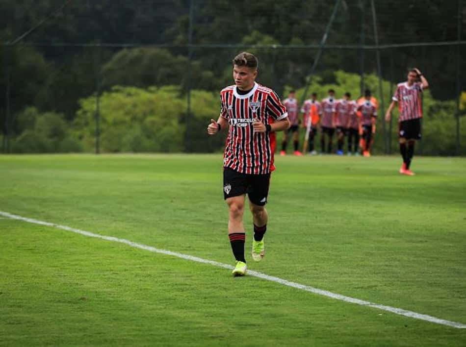 Após treinar com os profissionais em 2021, lateral-esquerdo do sub-17 do São Paulo planeja ano vitorioso
