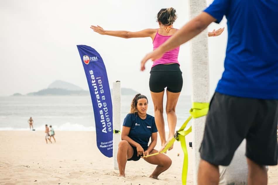 Bicampeã mundial de Slackline, Giovanna Petrucci dá instrução gratuita na Praia de Ipanema