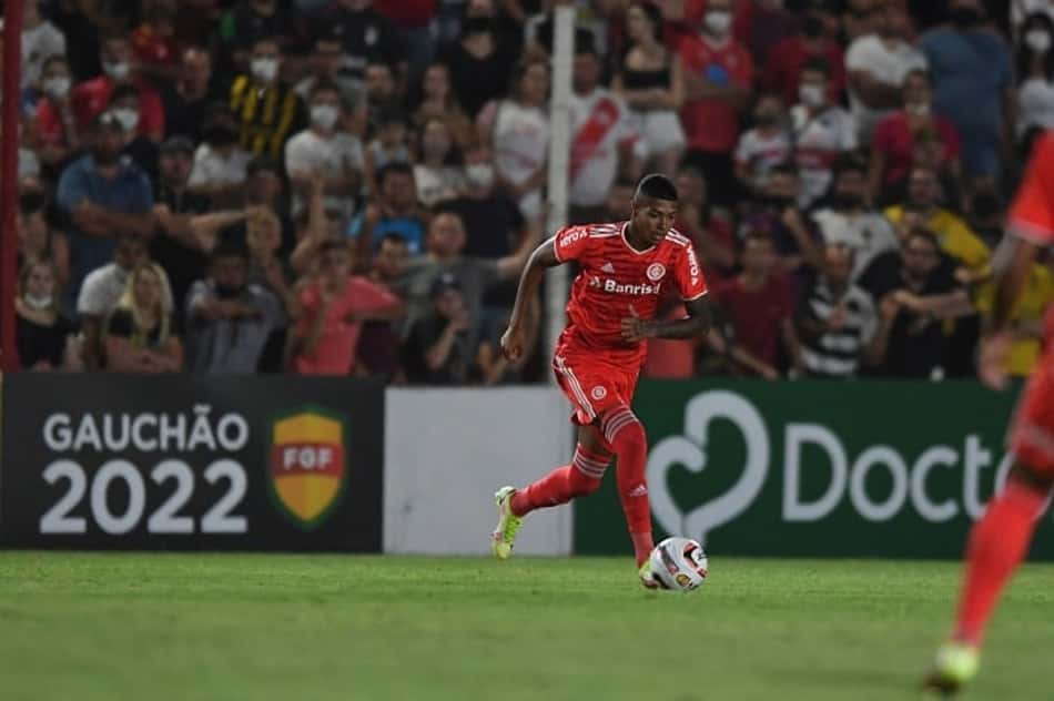 Via redes sociais, Matheus Dias exalta estreia como profissional pelo Internacional