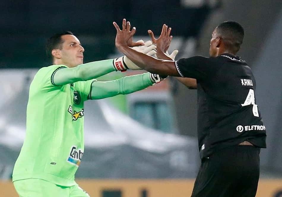 Botafogo leva 2 a 0, corre atrás, vence o Madureira de virada e assume liderança do Carioca