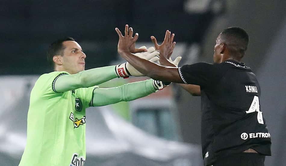 Kanu celebra 'esperado' primeiro gol como profissional do Botafogo