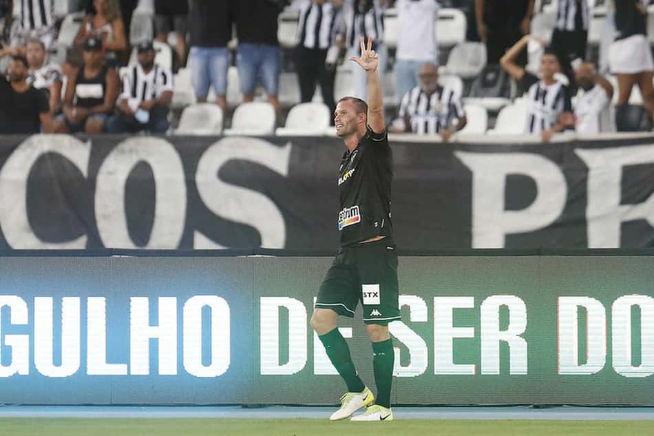 Joel Carli leva terceiro cartão amarelo e 'fica livre' para sequência de clássicos do Botafogo