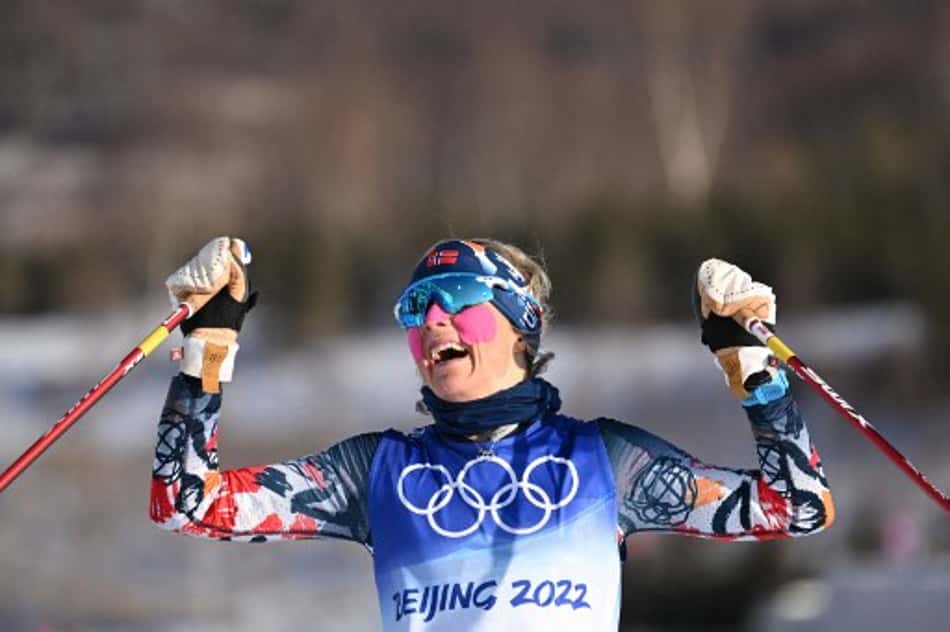 Primeira medalha das Olimpíadas de Inverno! Therese Johaug vence prova no esqui cross-country feminino