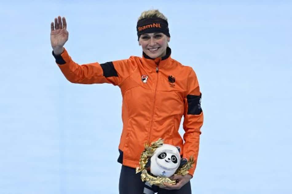 Irene Schouten bate recorde olímpico e conquista medalha de ouro na patinação de velocidade