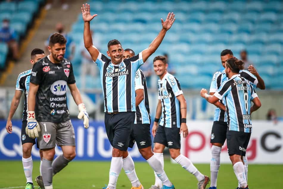 Grêmio vence o Guarany de Bagé, mantém invencibilidade e assume a liderança do Campeonato Gaúcho