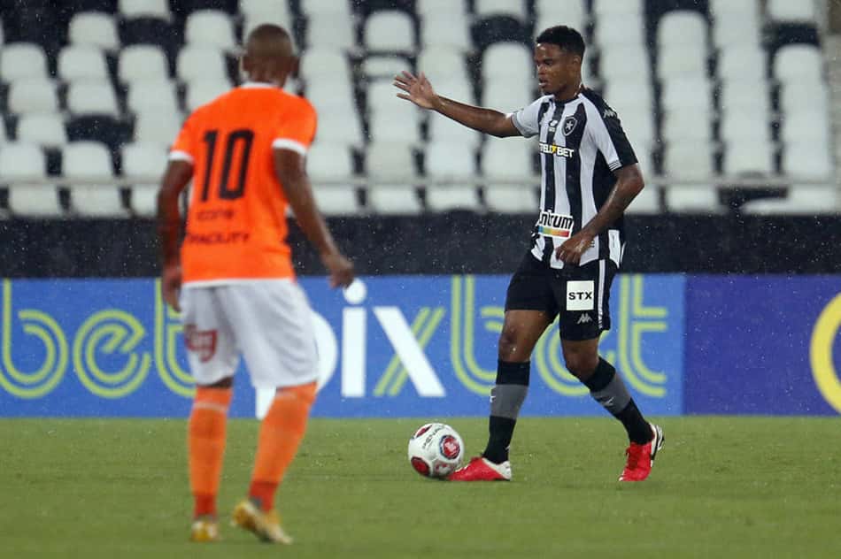 Lucas Mezenga celebra nova chance na vitória do Botafogo no Carioca: 'Venho trabalhando firme e forte'